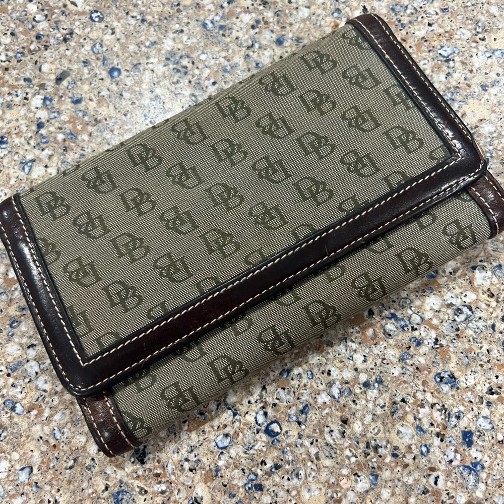 Dooney and Bourke Blakely collection signature logo clutch wallet